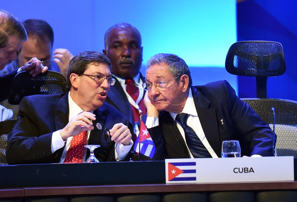 Cuban President Raul Castro (R) in the Pedregal building, 20 km northwest of San Jose, Costa Rica, on January 29, 2015 (AFP Photo/Rodrigo Arangua)